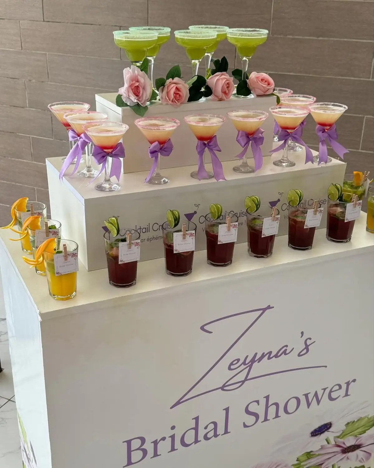 Bar à étages pour bridal shower : coupes vertes et martinis à rubans lilas au nom de Zeyna