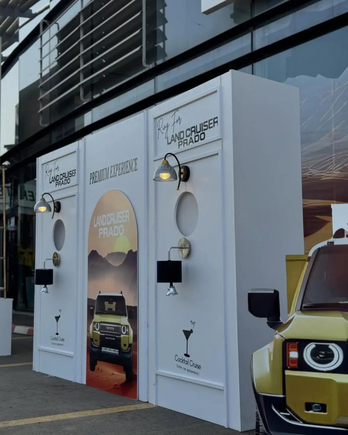 Bar d’activation blanc Ring for Land Cruiser Prado devant le showroom, appliques et visuels désert