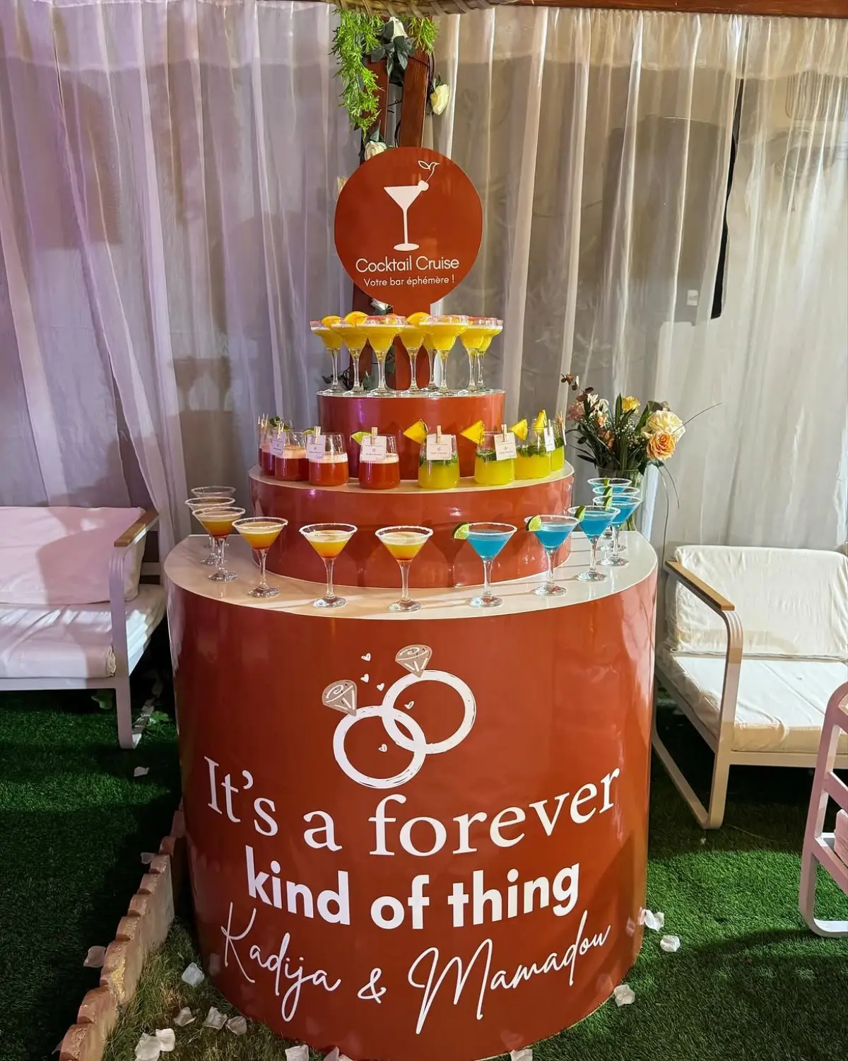 Pièce montée de cocktails sur trois étages, coupes orange et bleues, personnalisée aux prénoms des mariés